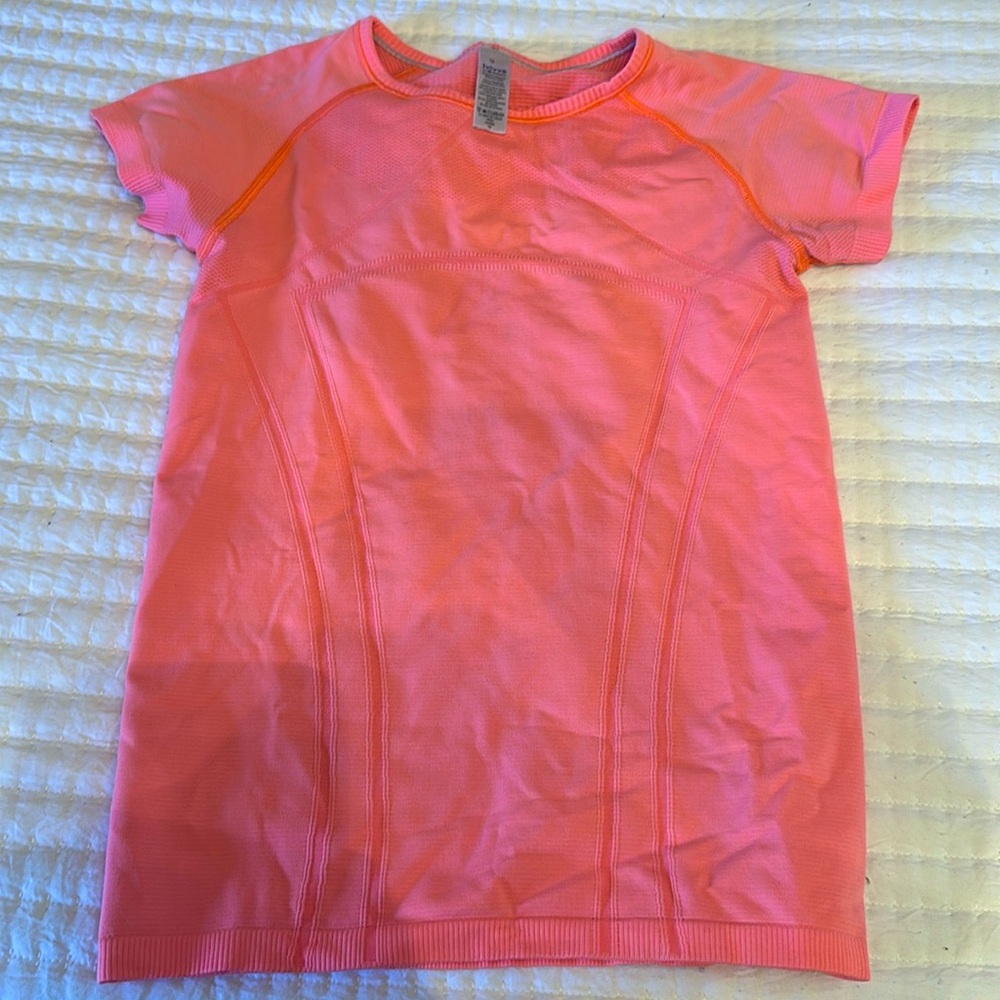 Ivivva(girls) pink top 
Size 12
Fits a size 4-6 women’s